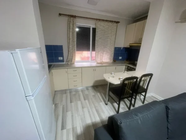 Tirane, jepet me qera apartament 1+1 Kati 5, 65 m² 500 € (Rruga Myslym Shyri)