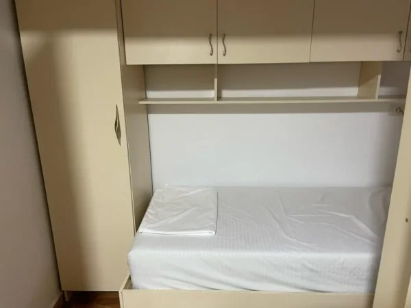Tirane, jepet me qera apartament 1+1 Kati 5, 65 m² 500 € (Rruga Myslym Shyri)