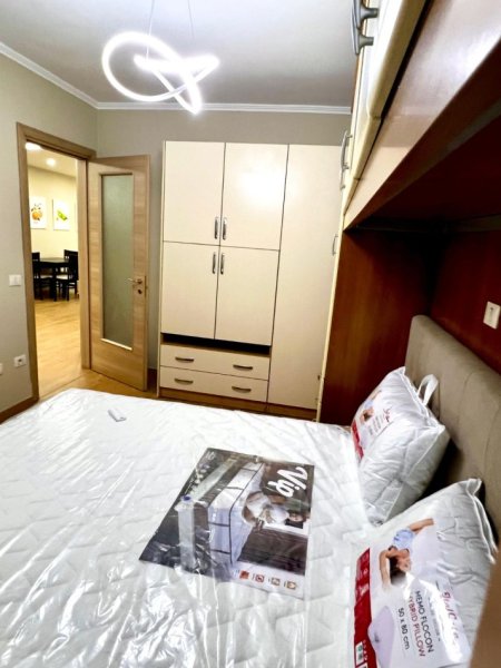 Tirane, jepet me qera apartament 1+1+Ballkon Kati 2, 65 m² 500 € (Brryl)
