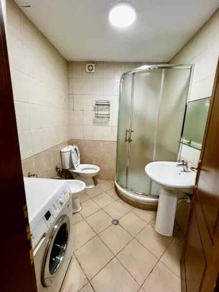 Tirane, jepet me qera apartament 1+1+Ballkon Kati 2, 65 m² 500 € (Brryl)