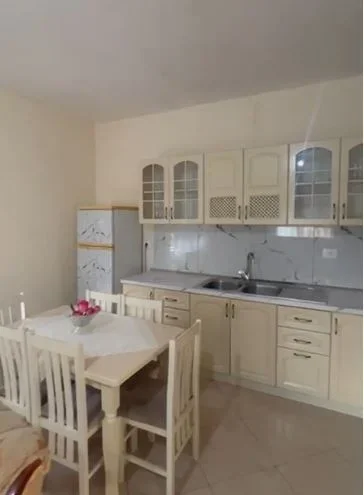 Tirane, jepet me qera apartament 3+1 Kati 1, 120 m² 300 € (Farkës)