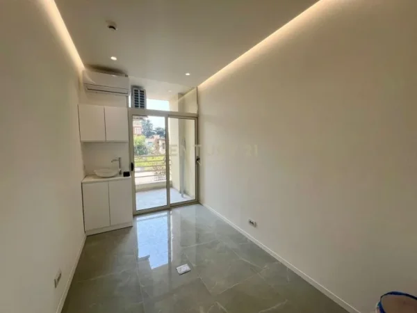 Tirane, jepet me qera ambjent biznesi Kati 2, 130 m² 1.800 € (hipoteka)