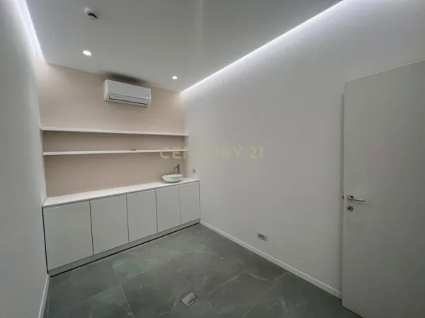 Tirane, jepet me qera ambjent biznesi Kati 2, 130 m² 1.800 € (hipoteka)