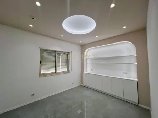 Tirane, jepet me qera ambjent biznesi Kati 2, 130 m² 1.800 € (hipoteka)