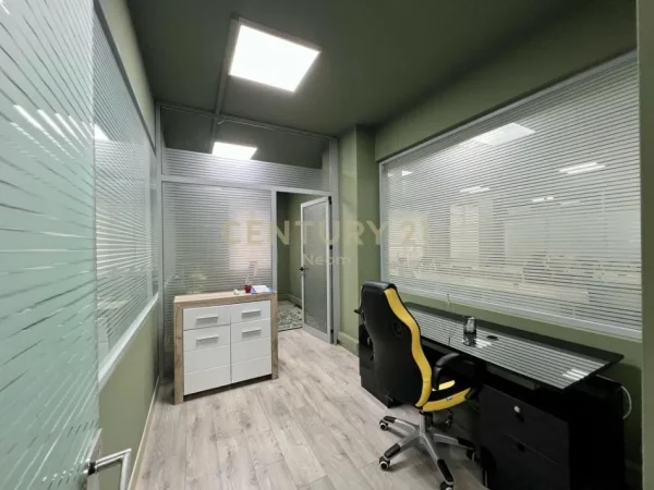 Tirane, jepet me qera ambjent biznesi Kati 5, 300 m² 3.000 € (bllok)