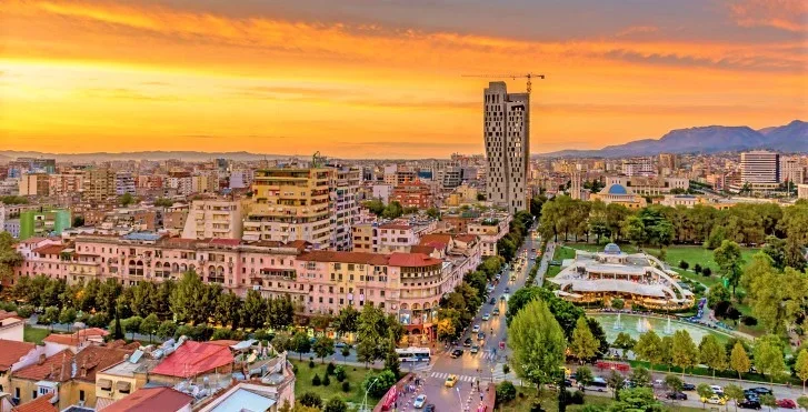 Tirane, jepet me qera apartament 1+1 Kati 1, 71 m² 400 € (QSUT)