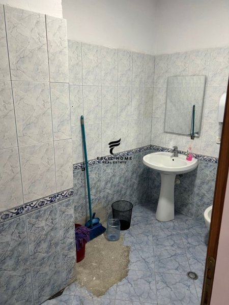 Tirane, jepet me qera zyre Kati 4, 130 m² 1.000 € (BLLOK)