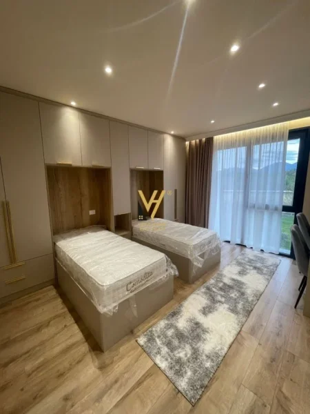 Tirane, jepet me qera apartament 2+1+Ballkon Kati 1, 118 m² 1.200 € (LIQENI I THATE)