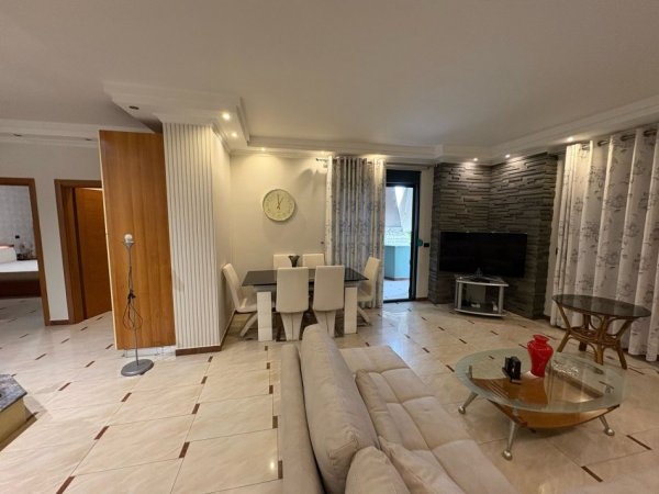 Tirane, jepet me qera apartament 2+1 Kati 4, 120 m² 1.000 € (Ish ekspozita)