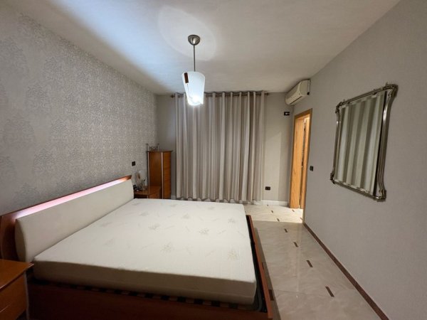 Tirane, jepet me qera apartament 2+1 Kati 4, 120 m² 1.000 € (Ish ekspozita)