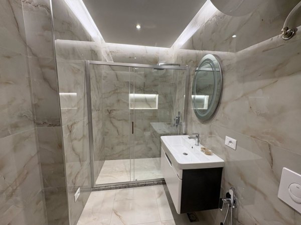 Tirane, jepet me qera apartament 2+1 Kati 4, 120 m² 1.000 € (Ish ekspozita)