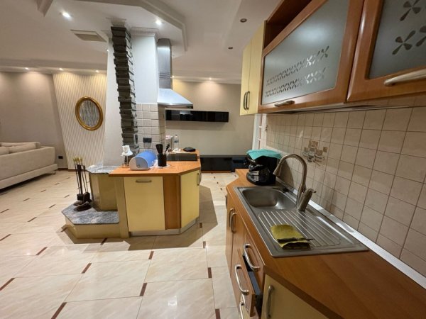 Tirane, jepet me qera apartament 2+1 Kati 4, 120 m² 1.000 € (Ish ekspozita)