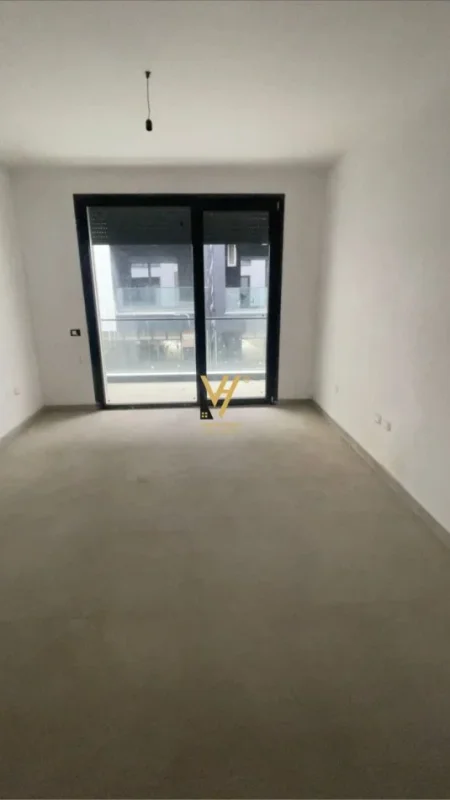 Tirane, jepet me qera zyre Kati 1, 75 m² 500 € (LIQENI ARTIFICIAL)