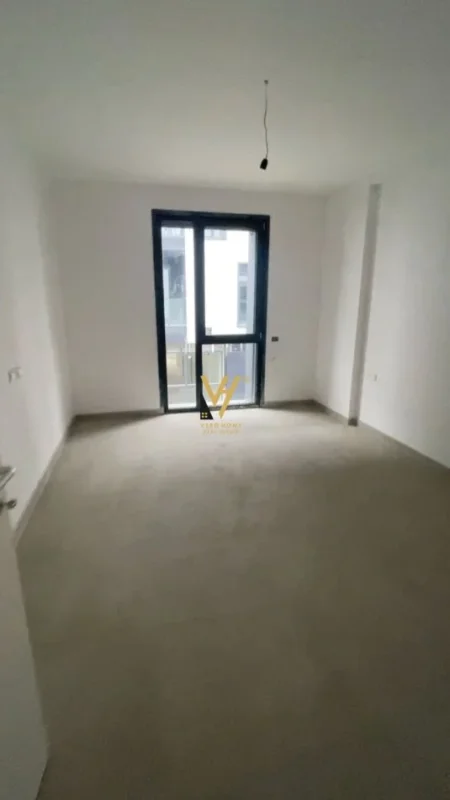 Tirane, jepet me qera zyre Kati 1, 75 m² 500 € (LIQENI ARTIFICIAL)
