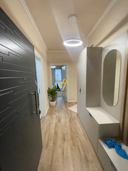 Tirane, jepet me qera apartament 1+1+Ballkon Kati 3, 80 m² 1.000 € (LIQENI ARTIFICIAL)