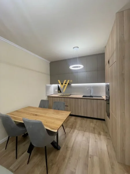 Tirane, jepet me qera apartament 1+1+Ballkon Kati 3, 80 m² 1.000 € (LIQENI ARTIFICIAL)