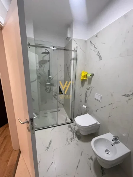 Tirane, jepet me qera apartament 1+1+Ballkon Kati 3, 80 m² 1.000 € (LIQENI ARTIFICIAL)