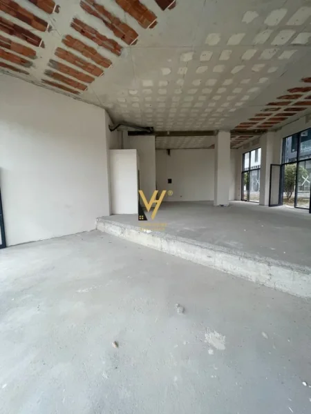 Tirane, jepet me qera dyqan Kati 0, 140 m² 2.800 € (LIQENI ARTIFICIAL)