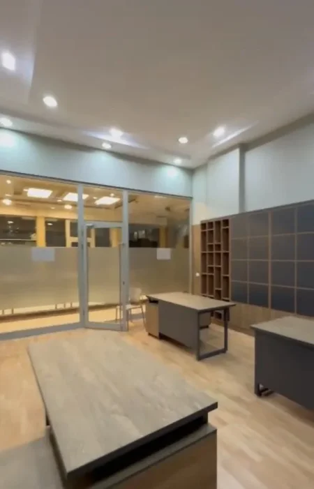 Tirane, shitet dyqan Kati 2, 57 m² 170.000 € (Rruga e barrikadave)