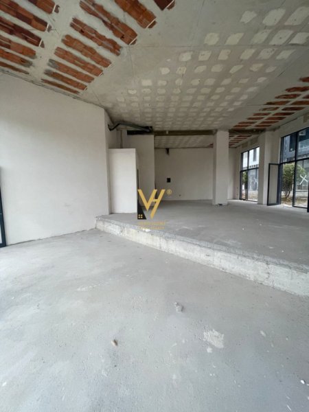 Tirane, jepet me qera dyqan Kati 0, 190 m² 3.800 € (LIQENI ARTIFICIAL)