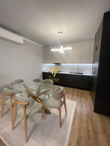 Tirane, jepet me qera apartament 2+1+Ballkon Kati 3, 130 m² 1.500 € (LIQENI ARTIFICIAL)