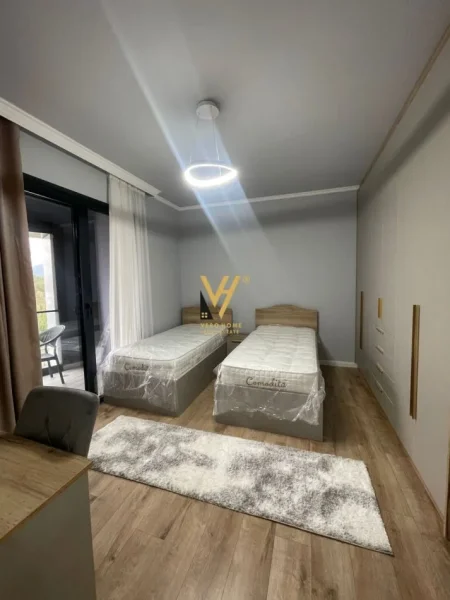 Tirane, jepet me qera apartament 2+1+Ballkon Kati 3, 130 m² 1.500 € (LIQENI ARTIFICIAL)
