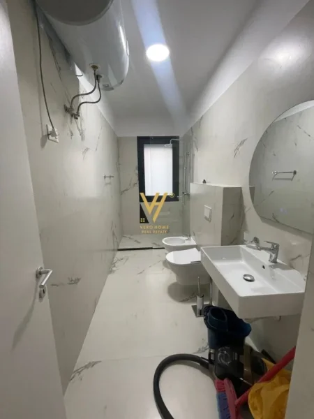 Tirane, jepet me qera apartament 2+1+Ballkon Kati 3, 130 m² 1.500 € (LIQENI ARTIFICIAL)