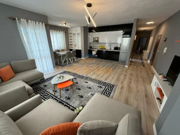 Tirane, jepet me qera apartament 2+1+Ballkon Kati 4, 120 m² 800 € (Liqeni i Thate)