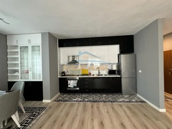 Tirane, jepet me qera apartament 2+1+Ballkon Kati 4, 120 m² 800 € (Liqeni i Thate)