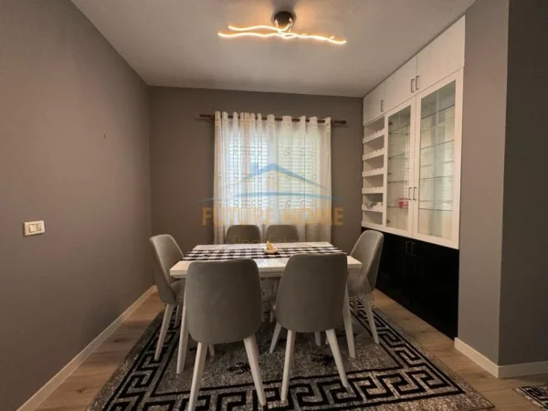 Tirane, jepet me qera apartament 2+1+Ballkon Kati 4, 120 m² 800 € (Liqeni i Thate)