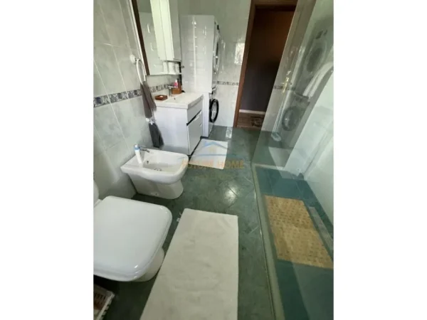 Tirane, jepet me qera apartament 2+1+Ballkon Kati 4, 120 m² 800 € (Liqeni i Thate)