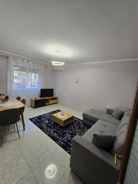Tirane, jepet me qera apartament 1+1+Ballkon Kati 2, 56 m² 600 € (ali demi)
