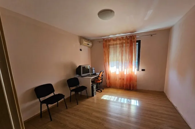 Tirane, jepet me qera apartament 2+1 Kati 5, 85 m² 500 € (brryli)