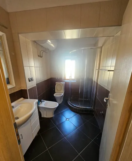 Tirane, jepet me qera apartament 2+1 Kati 5, 85 m² 500 € (brryli)