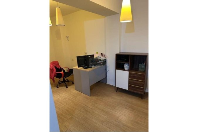jepet me qera , 106 m² 800 € (Jepet zyre me qira tek Sheshi Willson)