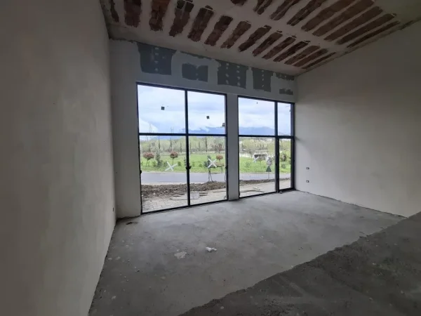 Jepet me Qera: Amb Komercial + 1 Post Parkimi ne cmim & - 120m² Verande e shfrytzueshme per biznesin 📍 fiks ne krah te Liqenit Te Thate 3,700€/muaj****