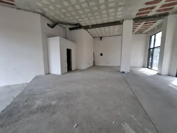 Jepet me Qera: Amb Komercial + 1 Post Parkimi ne cmim & - 120m² Verande e shfrytzueshme per biznesin 📍 fiks ne krah te Liqenit Te Thate 3,700€/muaj****