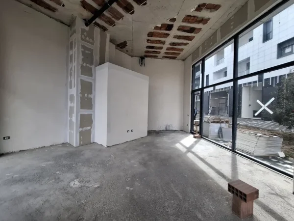 Jepet me Qera: Amb Komercial + 1 Post Parkimi ne cmim & - 120m² Verande e shfrytzueshme per biznesin 📍 fiks ne krah te Liqenit Te Thate 3,700€/muaj****