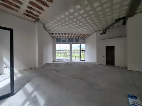 Jepet me Qera: Amb Komercial + 1 Post Parkimi ne cmim & - 120m² Verande e shfrytzueshme per biznesin 📍 fiks ne krah te Liqenit Te Thate 3,700€/muaj****