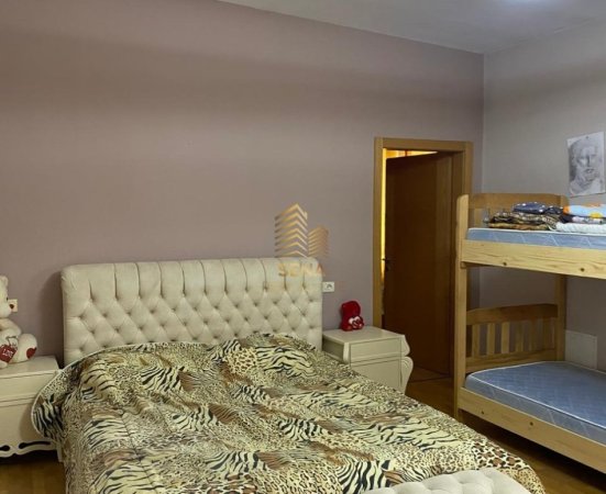 Tirane, jepet me qera apartament duplex 3+1+Ballkon Kati 3, 164 m² 1.000 € (Rruga Jordan Misja)