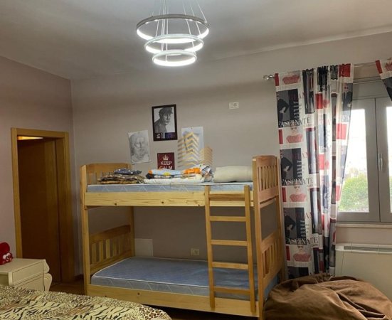 Tirane, jepet me qera apartament duplex 3+1+Ballkon Kati 3, 164 m² 1.000 € (Rruga Jordan Misja)