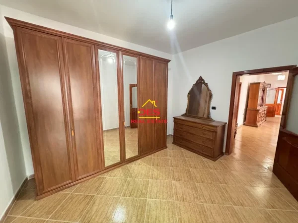 Vlore, shitet shtepi Kati 1, 364 m² 190.000 € (Rruga Ali Demi)