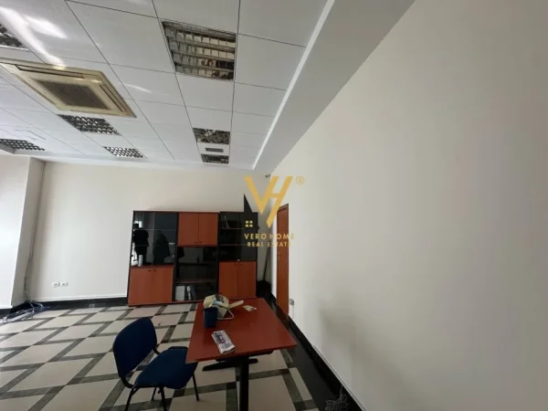 Tirane, jepet me qera zyre Kati 3, 44 m² 600 € (RRUGA E BARRIKADAVE)