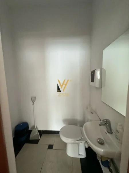 Tirane, jepet me qera zyre Kati 3, 44 m² 600 € (RRUGA E BARRIKADAVE)