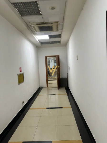 Tirane, jepet me qera zyre Kati 3, 44 m² 600 € (RRUGA E BARRIKADAVE)