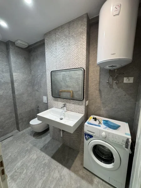 Tirane, jepet me qera apartament 1+1+Ballkon Kati 5, 61 m² 500 € (5 MAJI)