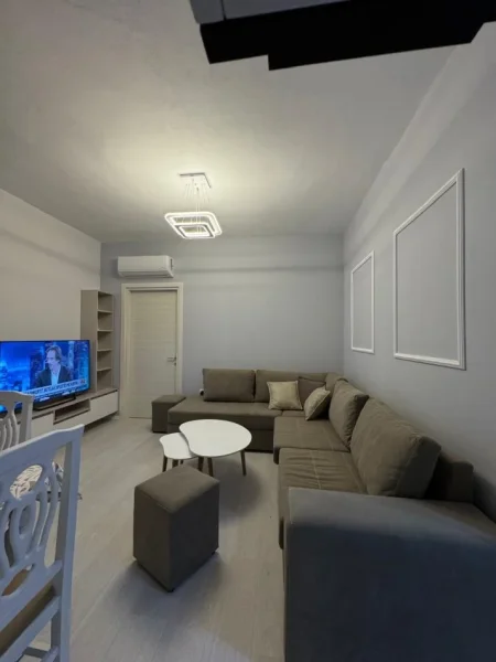 Tirane, jepet me qera apartament 1+1+Ballkon Kati 4, 70 m² 600 € (Unaza e Re)