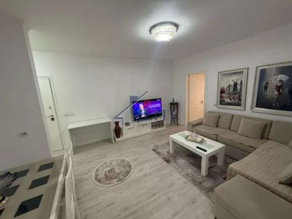 Tirane, jepet me qera apartament 1+1+Ballkon Kati 5, 62 m² 500 € (Ali Demi)