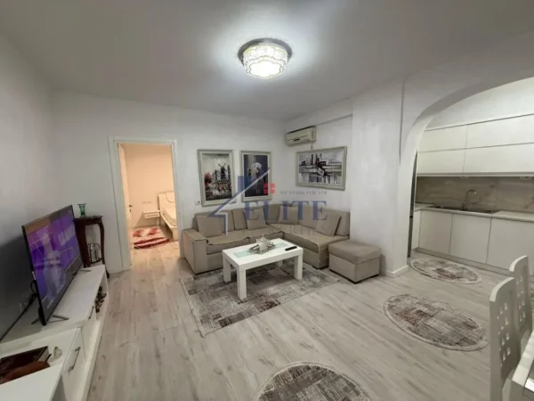 Tirane, jepet me qera apartament 1+1+Ballkon Kati 5, 62 m² 500 € (Ali Demi)