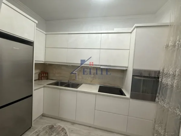 Tirane, jepet me qera apartament 1+1+Ballkon Kati 5, 62 m² 500 € (Ali Demi)